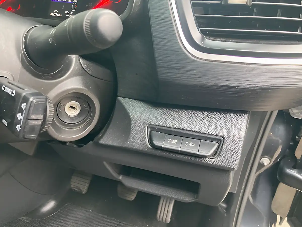 Used 2023 Renault Trafic Sport Lwb 6 SEAT Crew Grey - Interior and Exterior details 9