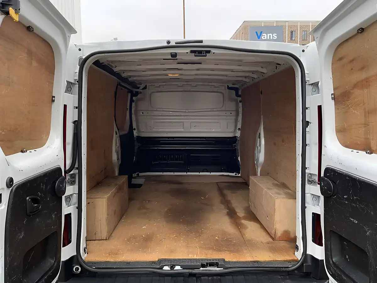 Used 2023 Renault Trafic Sport White - Interior and Exterior details 11