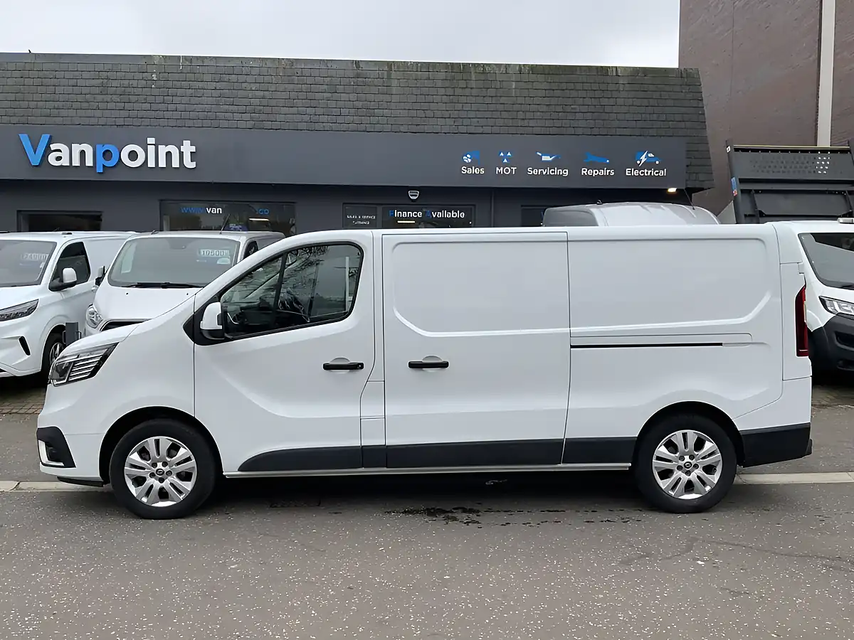 Used 2023 Renault Trafic Sport White - Interior and Exterior details 9