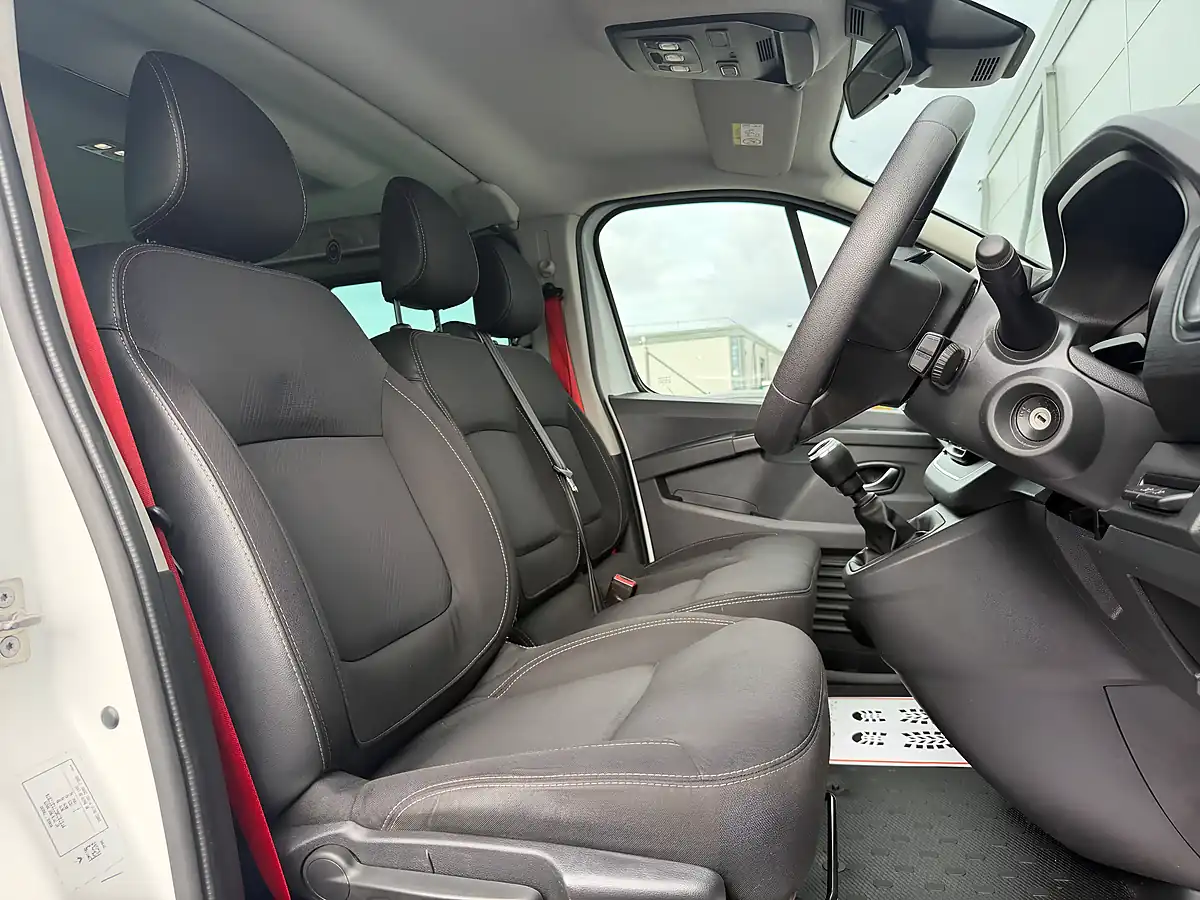 Used 2023 Renault Trafic White - Interior and Exterior details 14