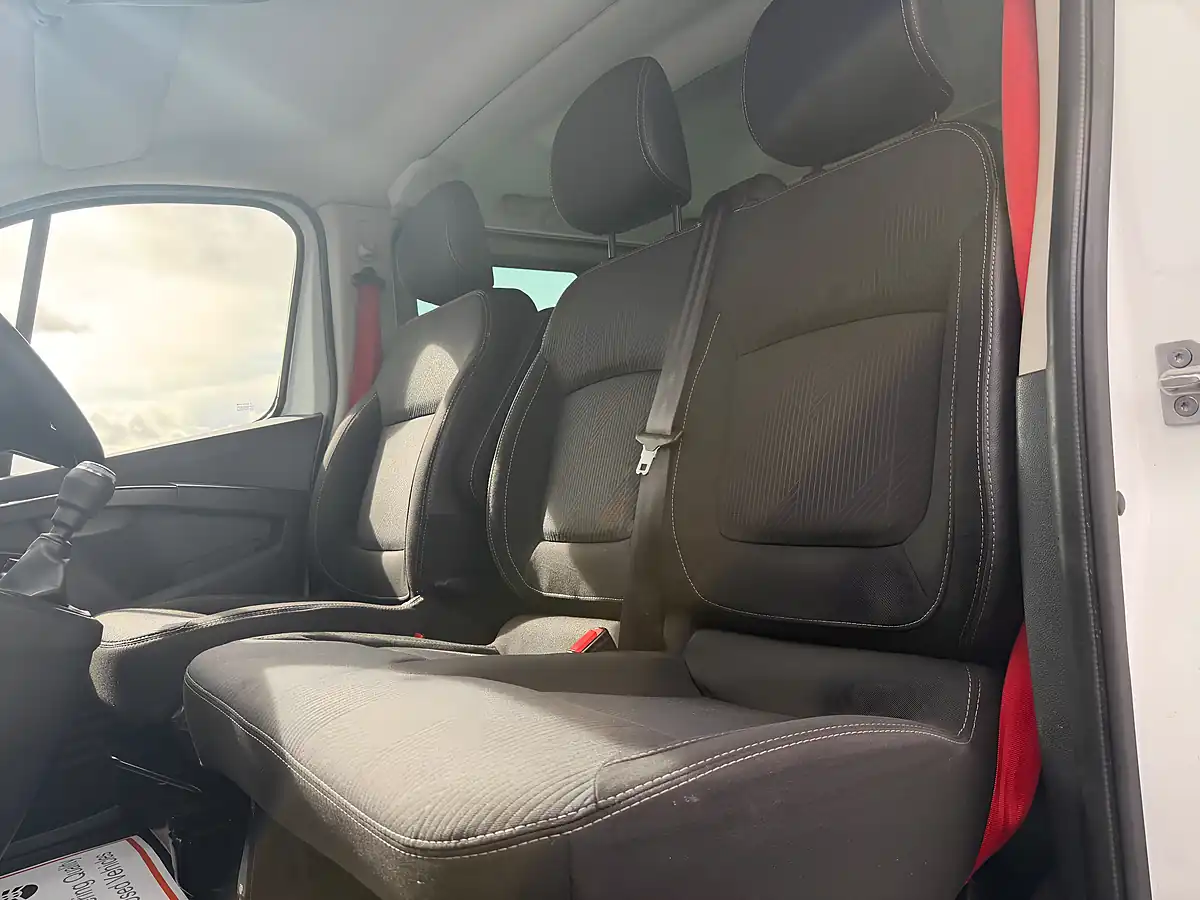 Used 2023 Renault Trafic White - Interior and Exterior details 16
