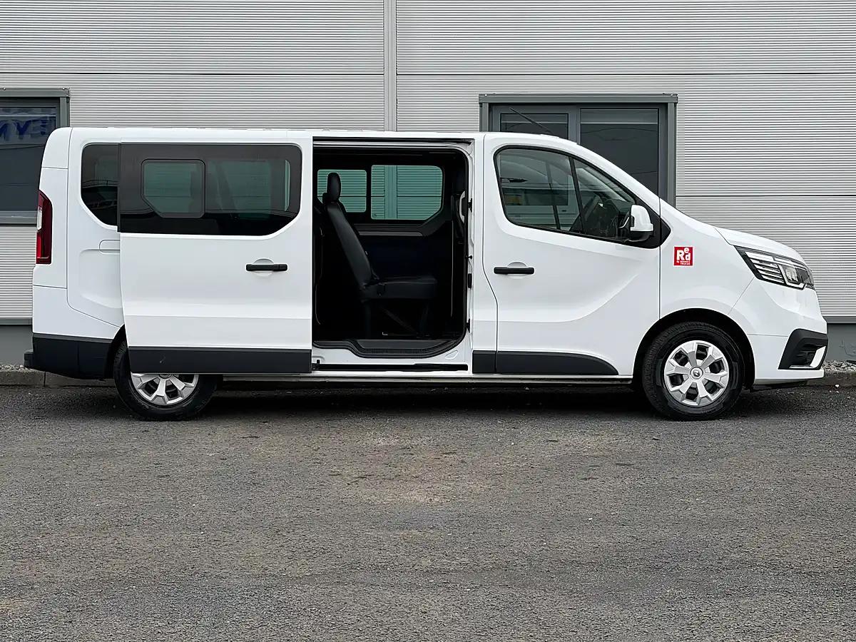 Used 2023 Renault Trafic White - Interior and Exterior details 9
