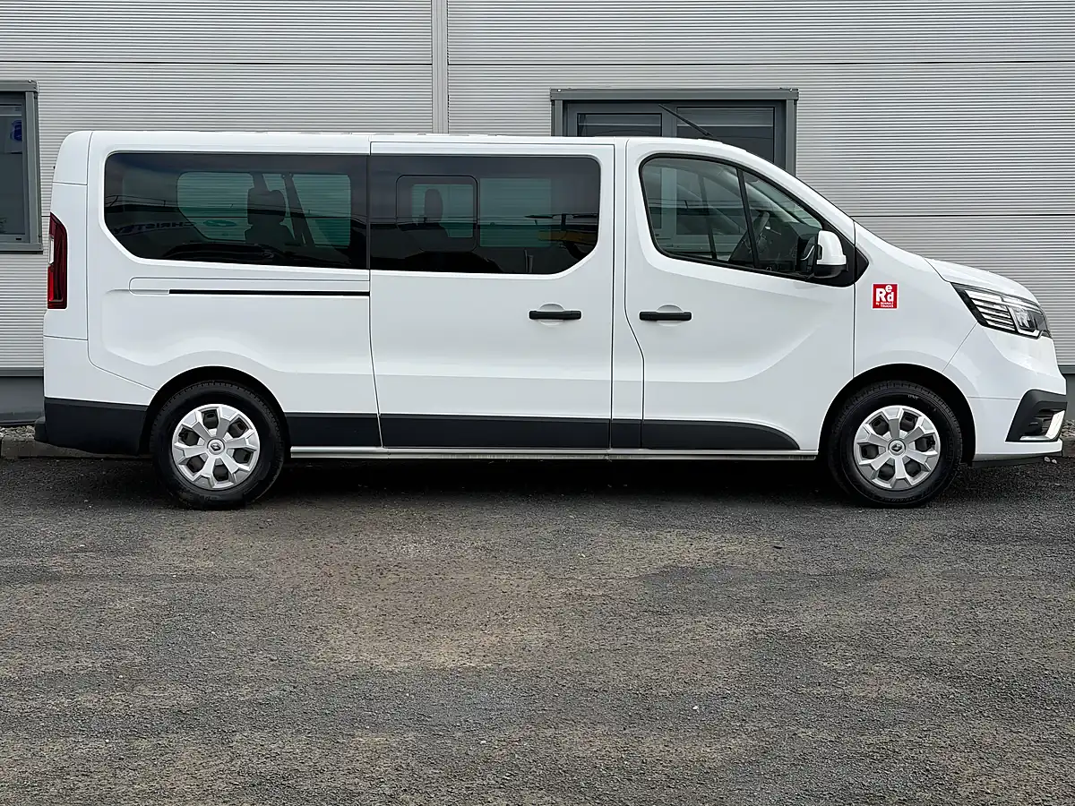 Used 2023 Renault Trafic White - Interior and Exterior details 10