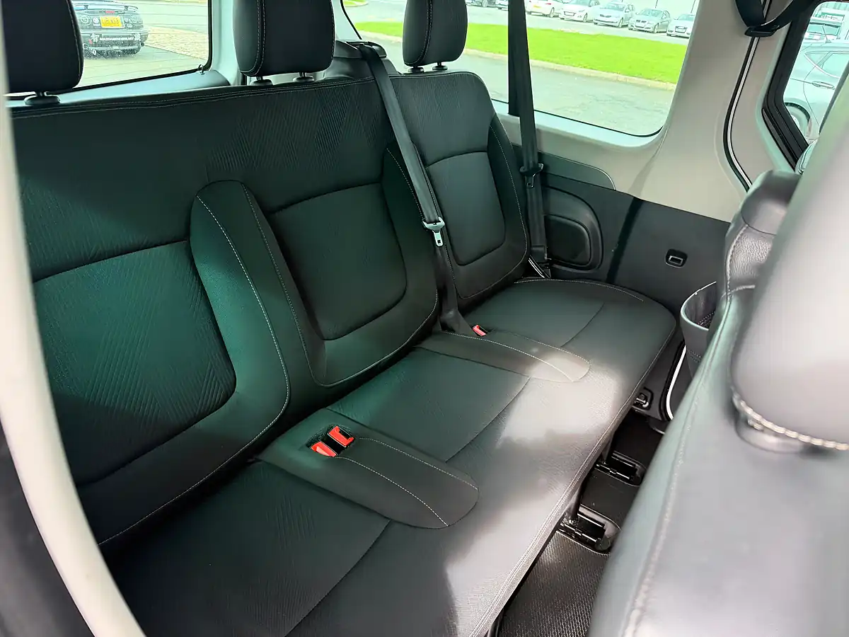 Used 2023 Renault Trafic White - Interior and Exterior details 16