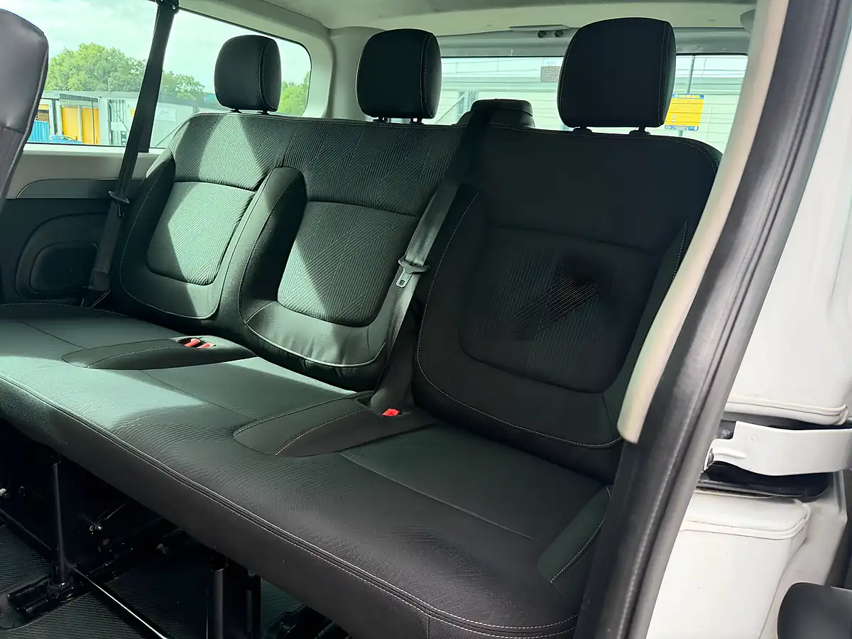 Used 2023 Renault Trafic White - Interior and Exterior details 18