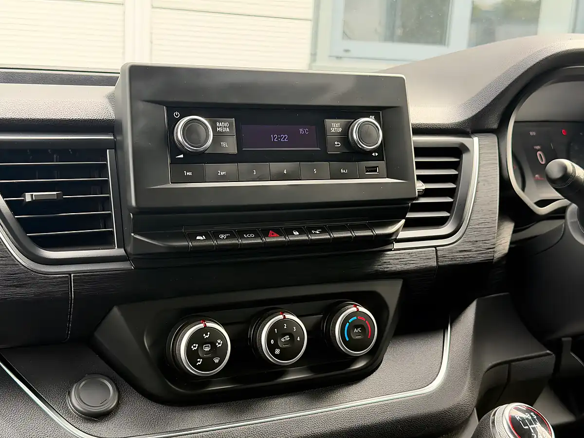 Used 2023 Renault Trafic White - Interior and Exterior details 19