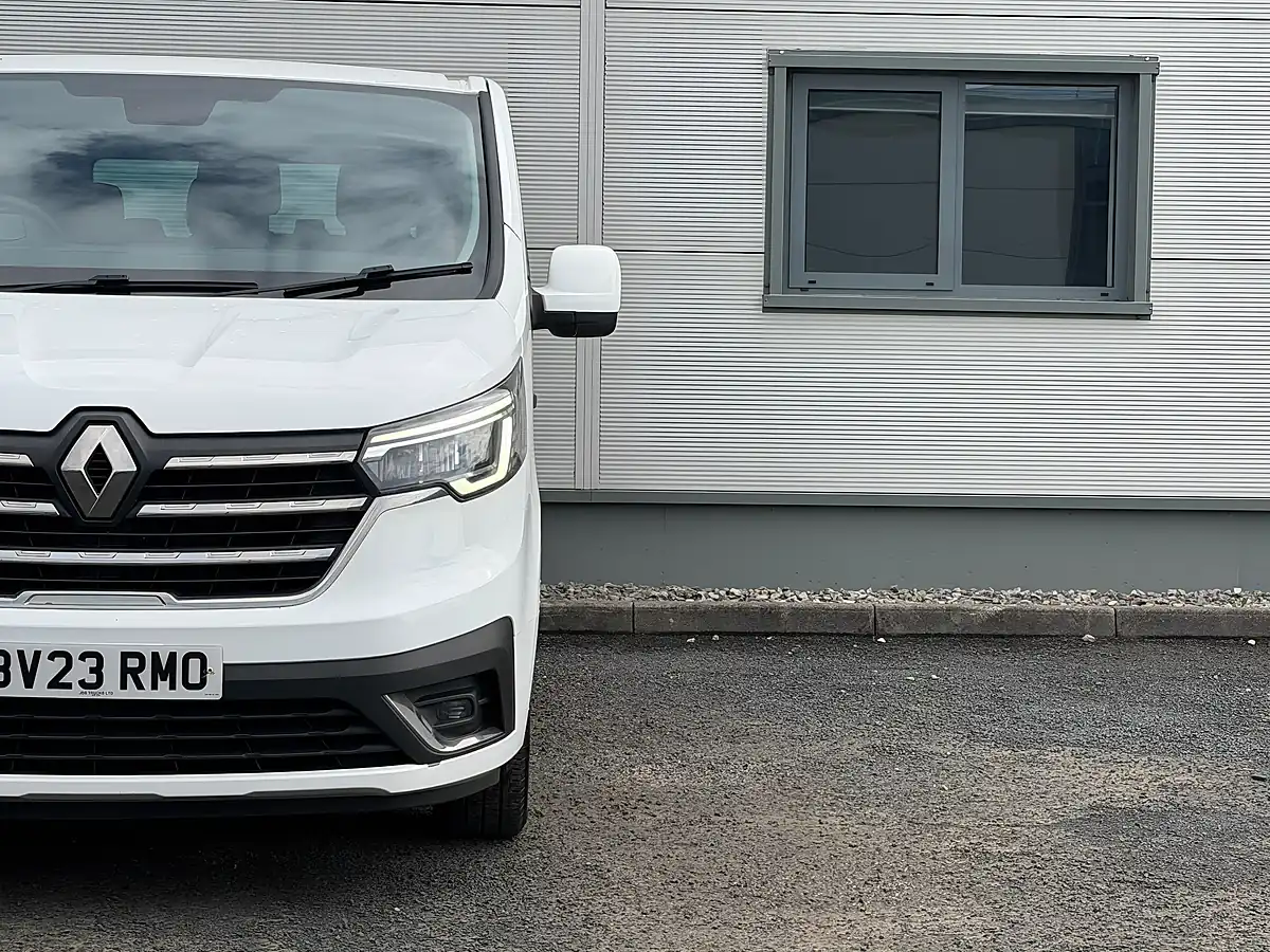 Used 2023 Renault Trafic White - Interior and Exterior details 4