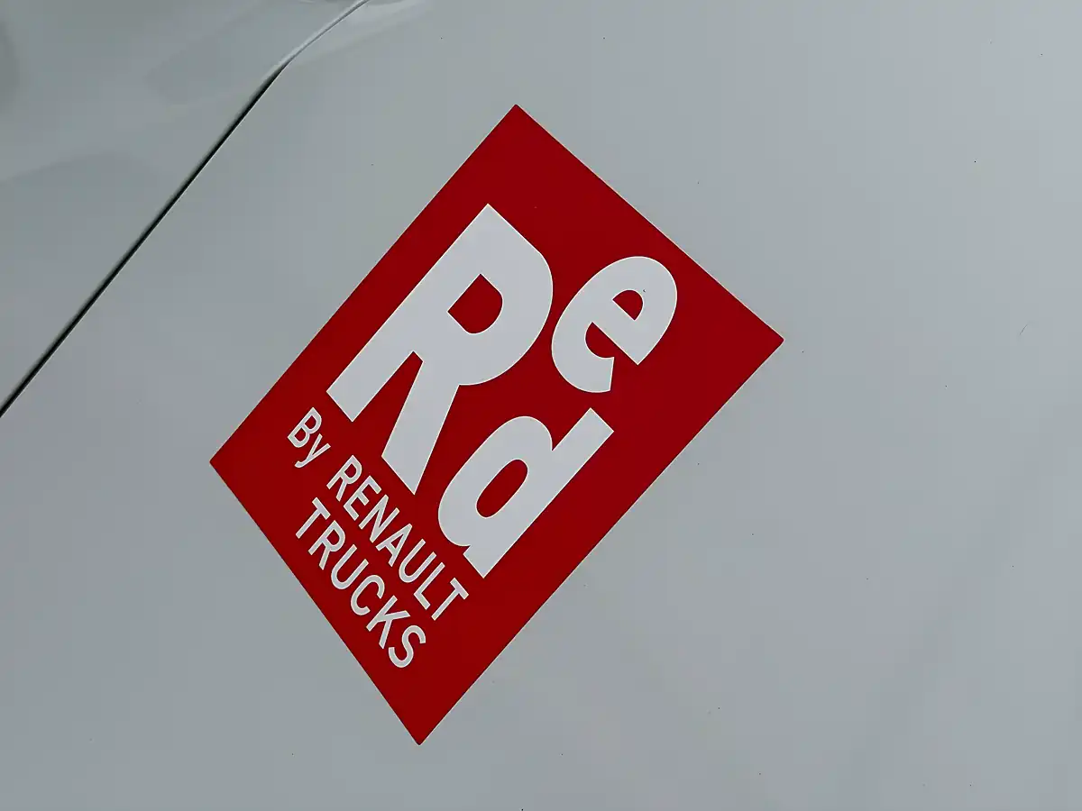 Used 2023 Renault Trafic White - Interior and Exterior details 8