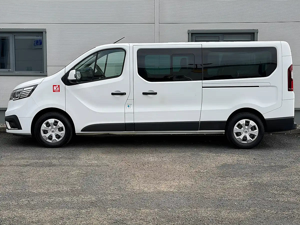 Used 2023 Renault Trafic White - Interior and Exterior details 9