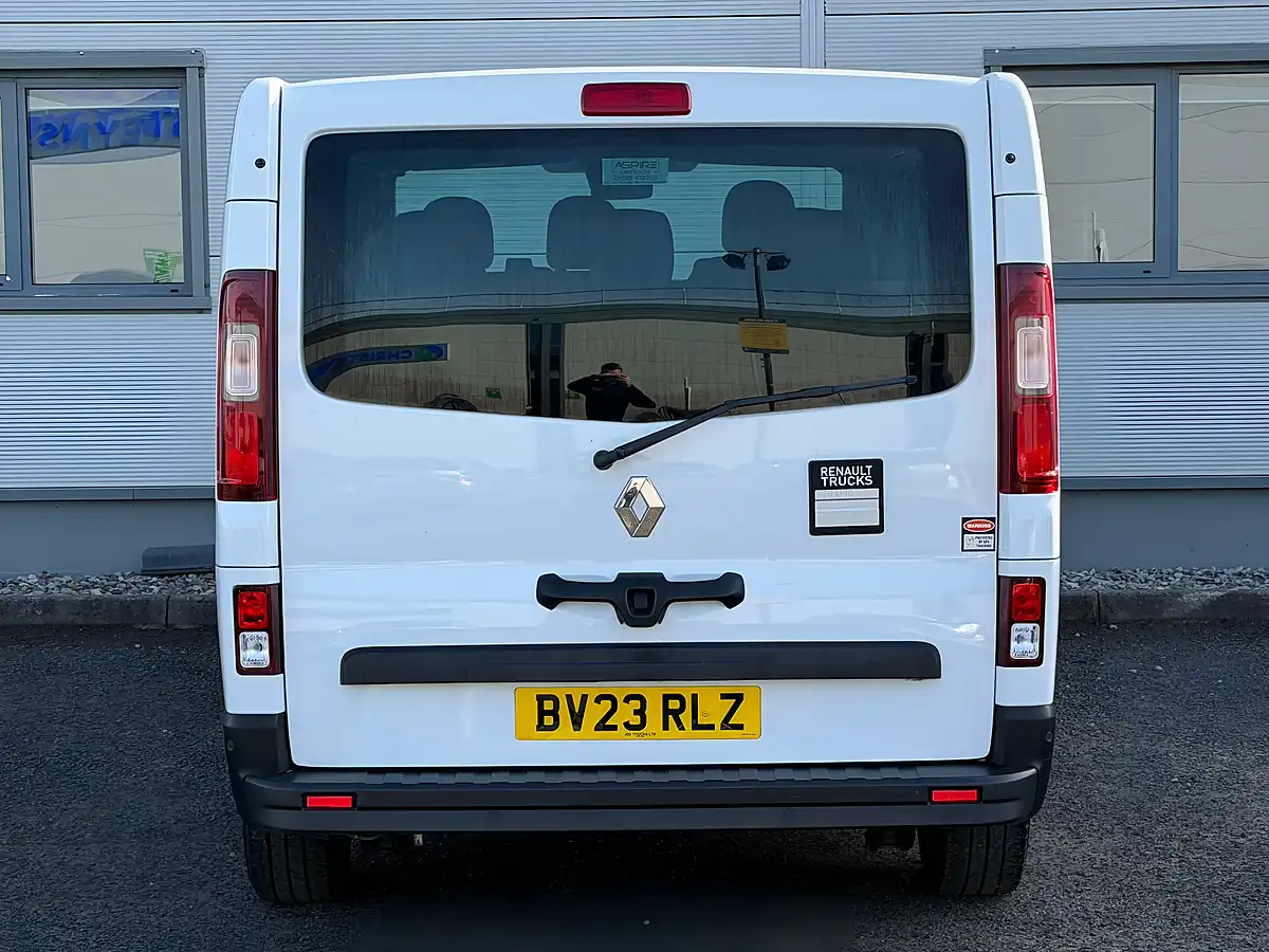 Used 2023 Renault Trafic White - Interior and Exterior details 11