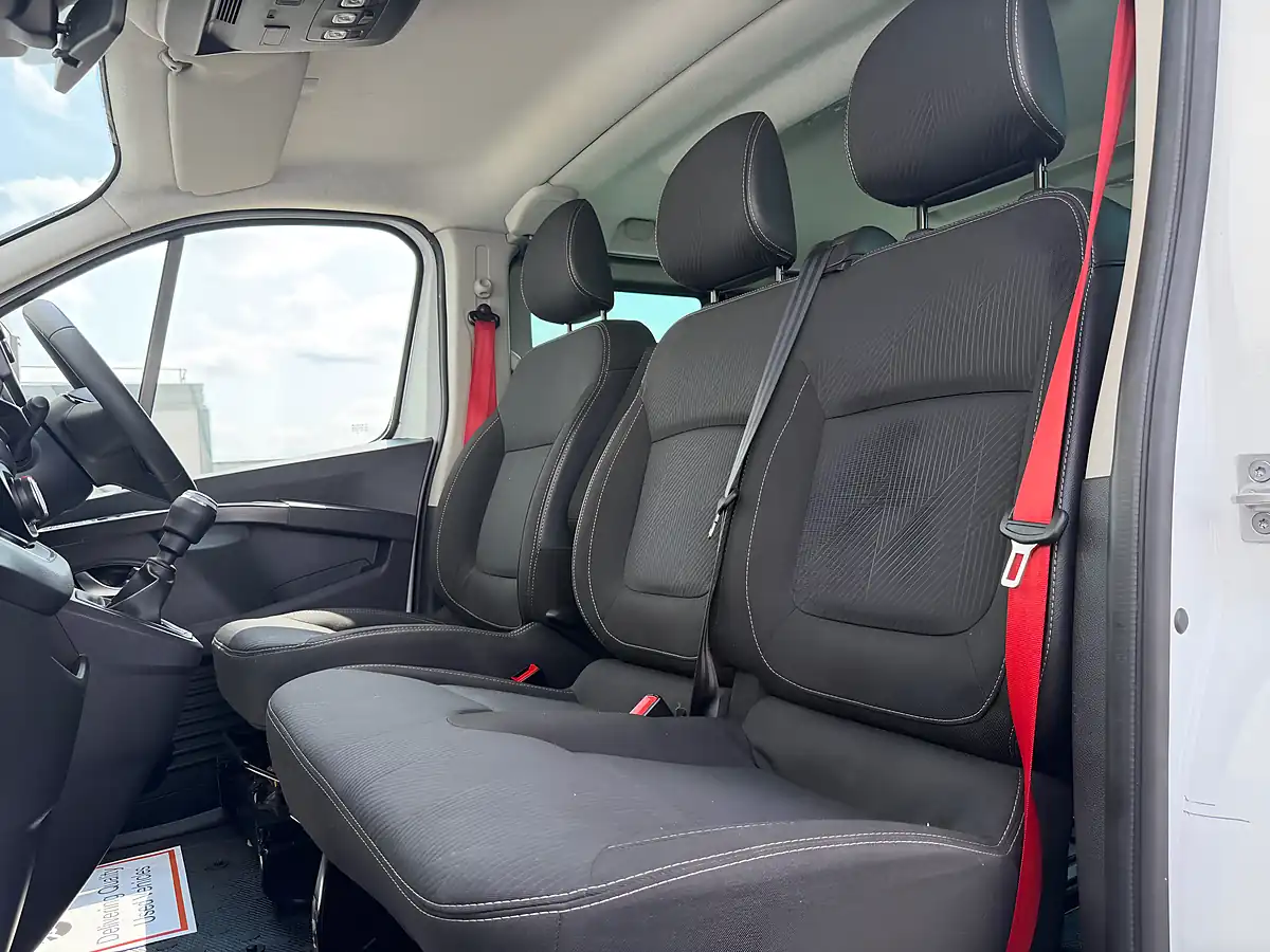 Used 2023 Renault Trafic White - Interior and Exterior details 17