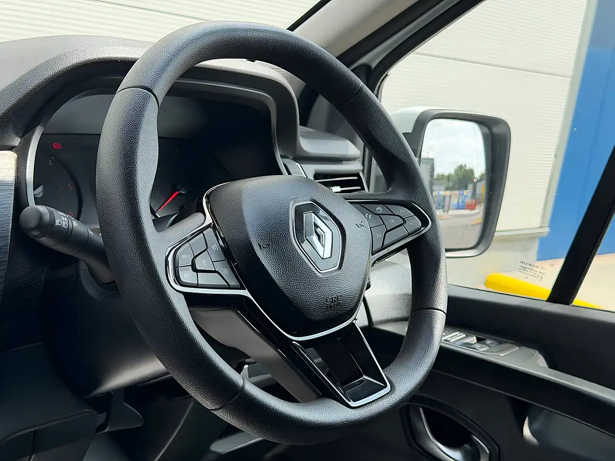 Used 2023 Renault Trafic White - Interior and Exterior details 19