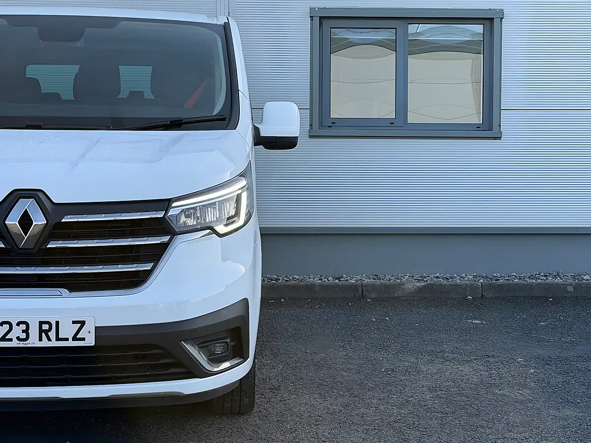 Used 2023 Renault Trafic White - Interior and Exterior details 4