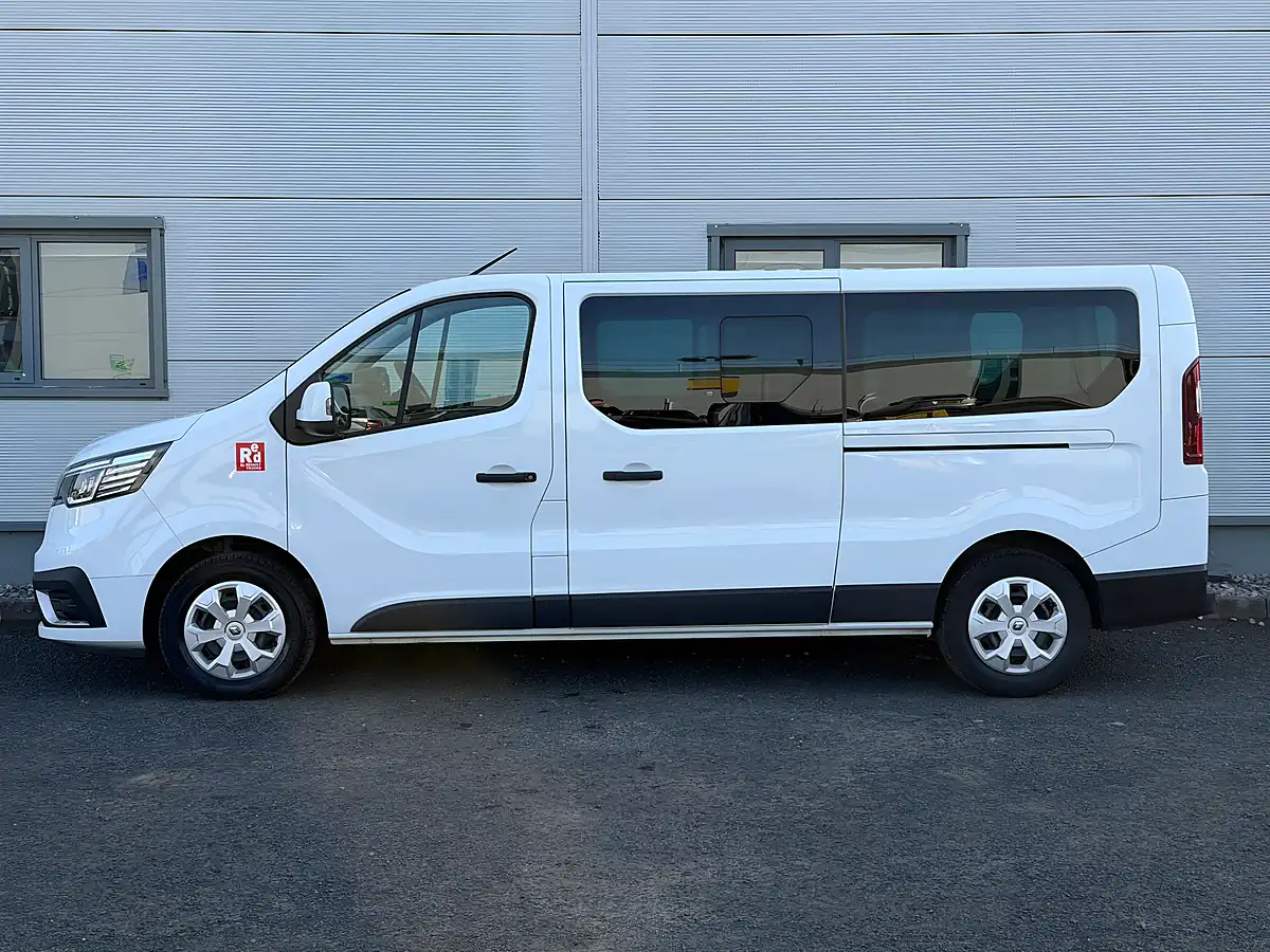 Used 2023 Renault Trafic White - Interior and Exterior details 8