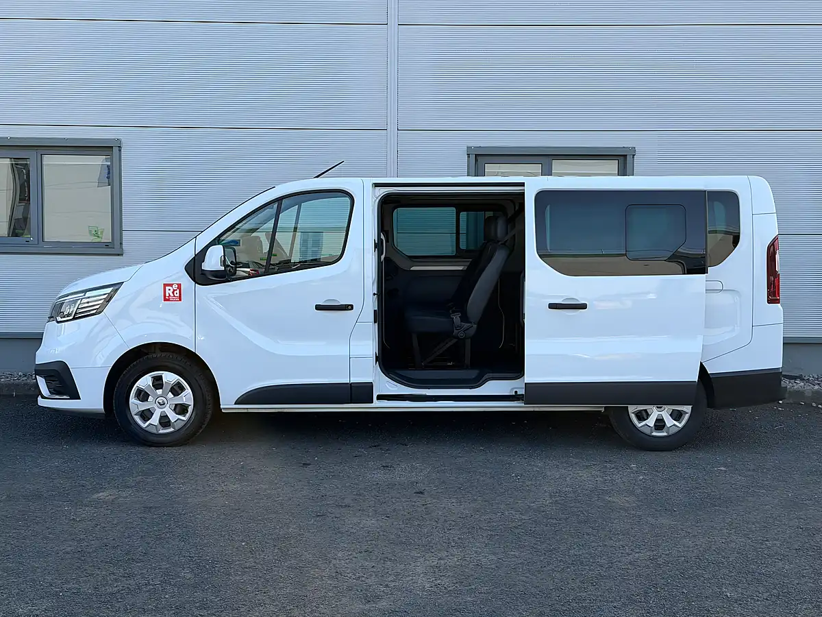 Used 2023 Renault Trafic White - Interior and Exterior details 9