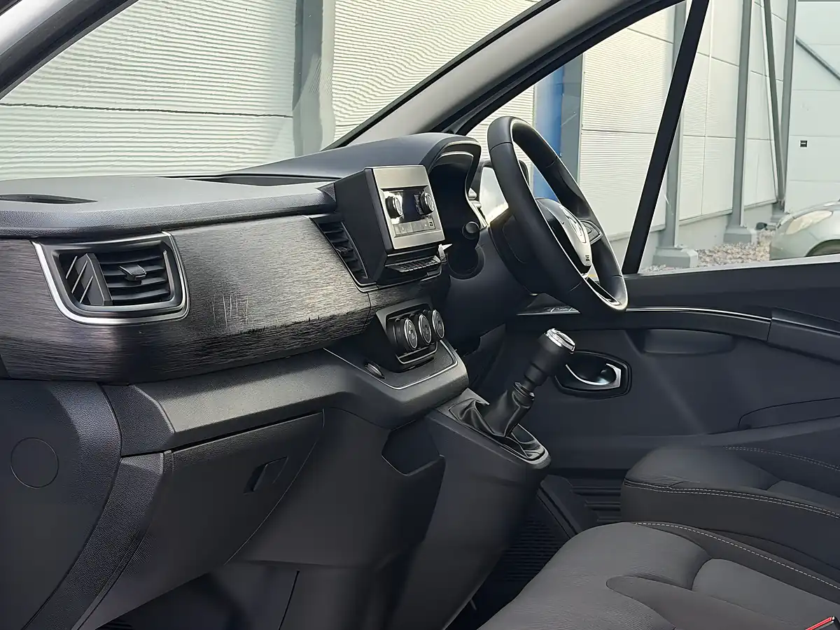 Used 2023 Renault Trafic White - Interior and Exterior details 16