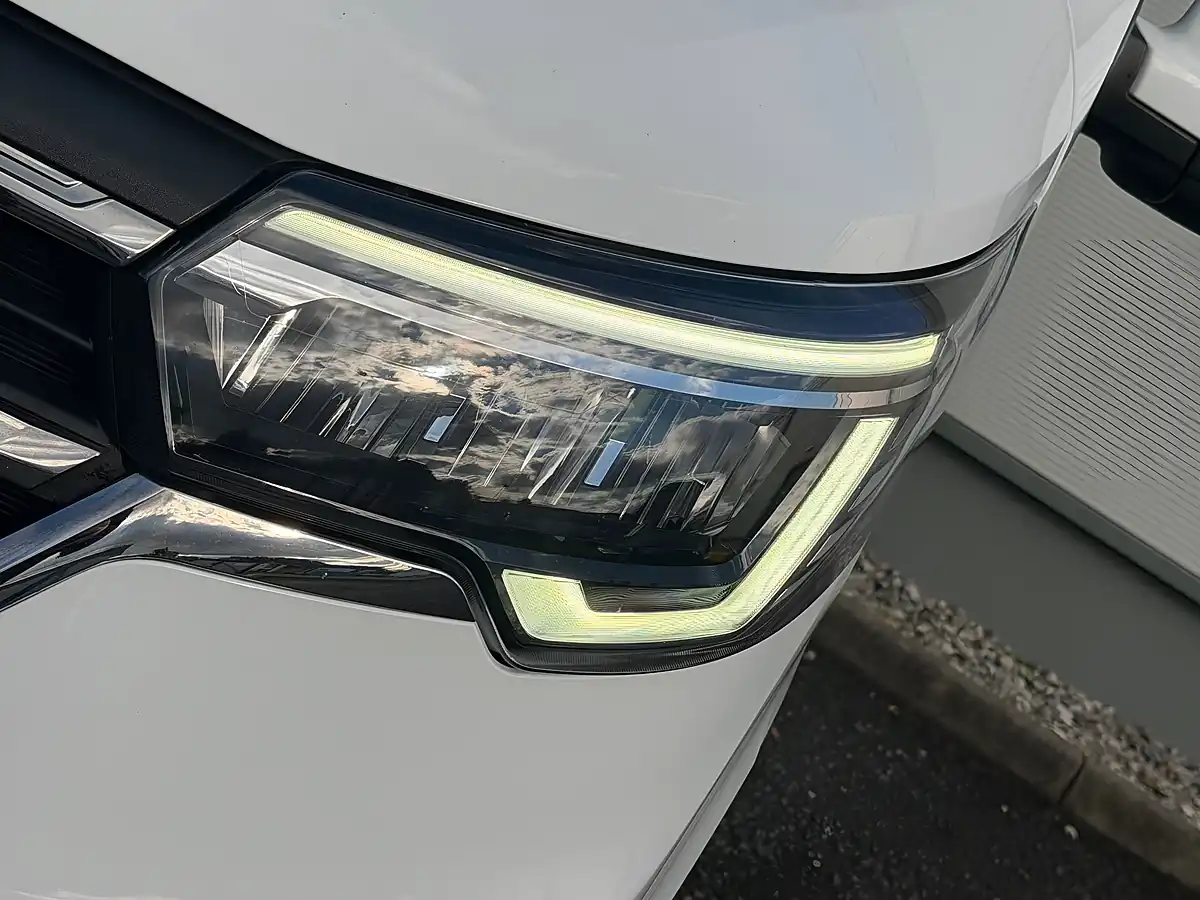 Used 2023 Renault Trafic White - Interior and Exterior details 5