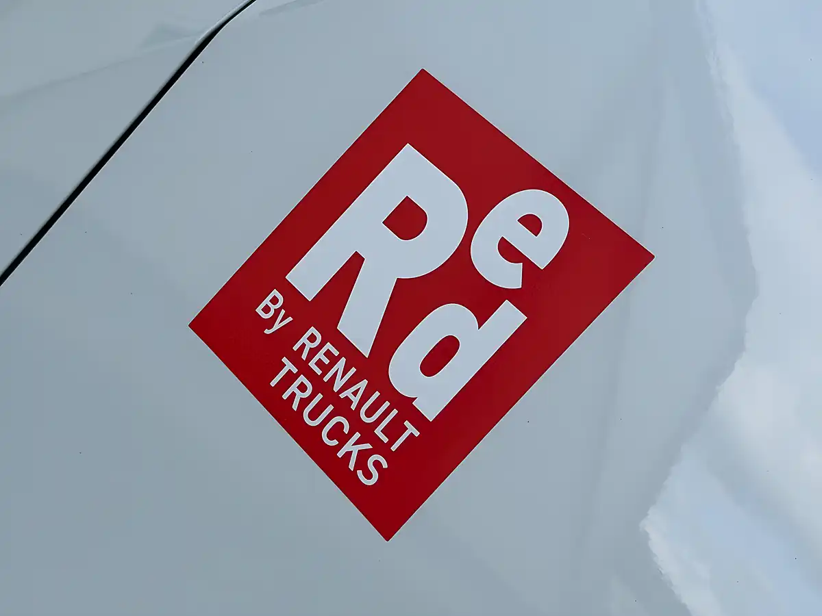 Used 2023 Renault Trafic White - Interior and Exterior details 8