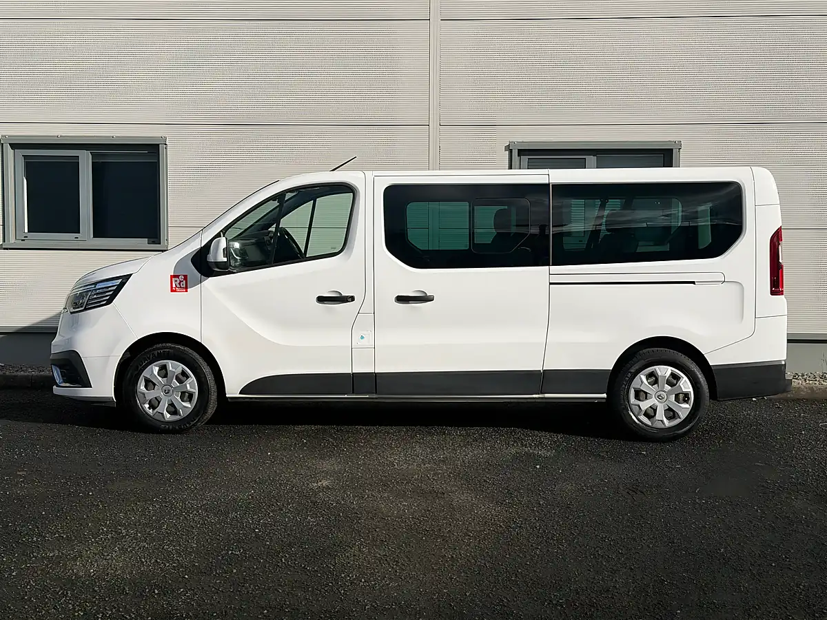 Used 2023 Renault Trafic White - Interior and Exterior details 9
