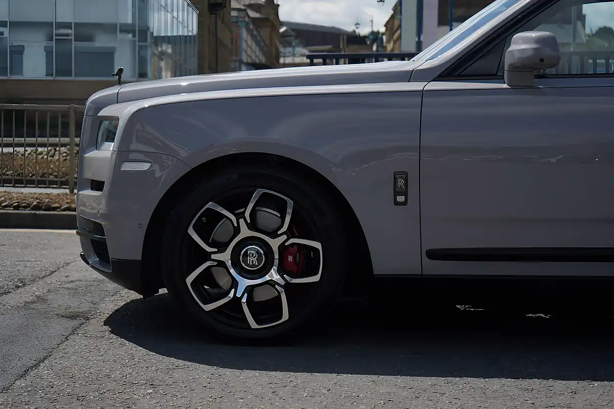 Used 2023 Rolls-Royce Cullinan Black Badge Tempest Grey - Interior and Exterior details 7