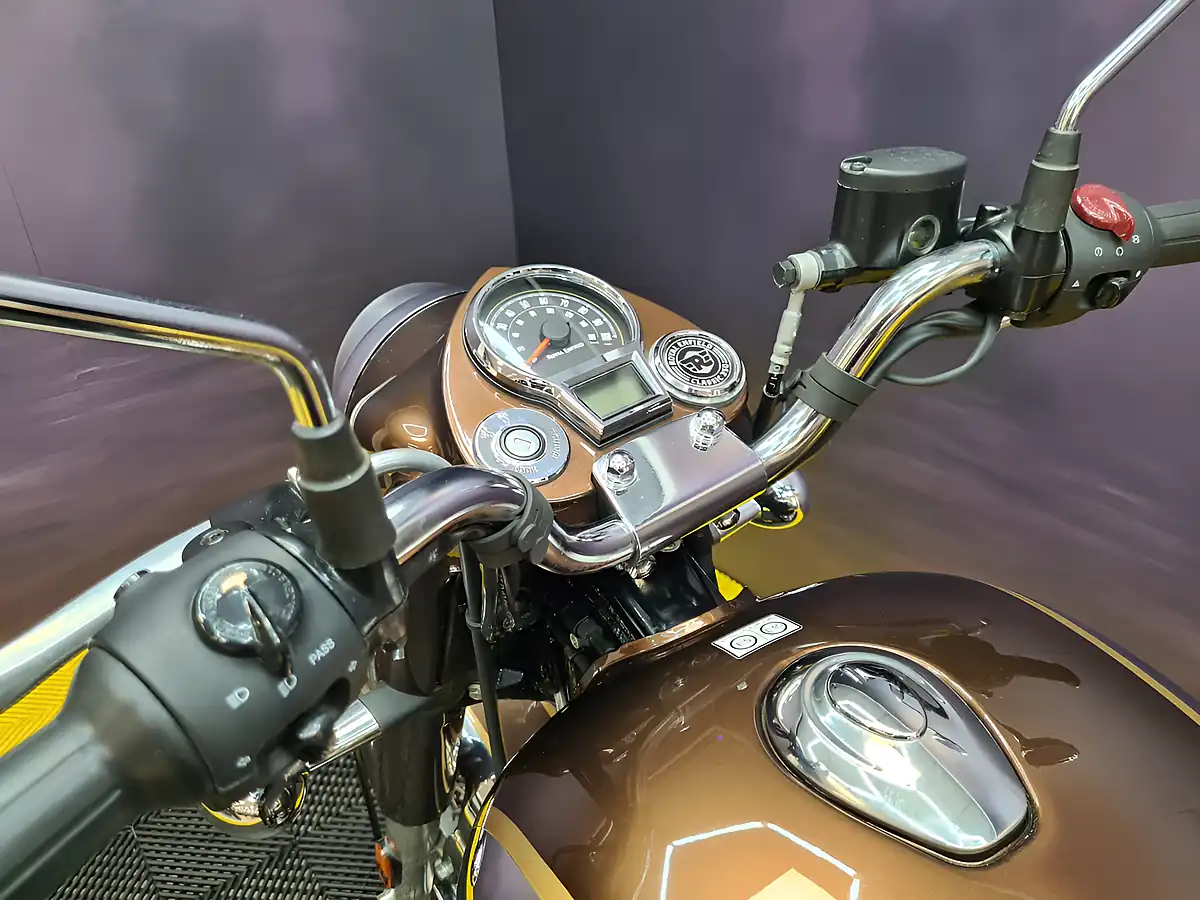 Used 2023 Royal Enfield Classic 350 Chrome/Bronze - Interior and Exterior details 7