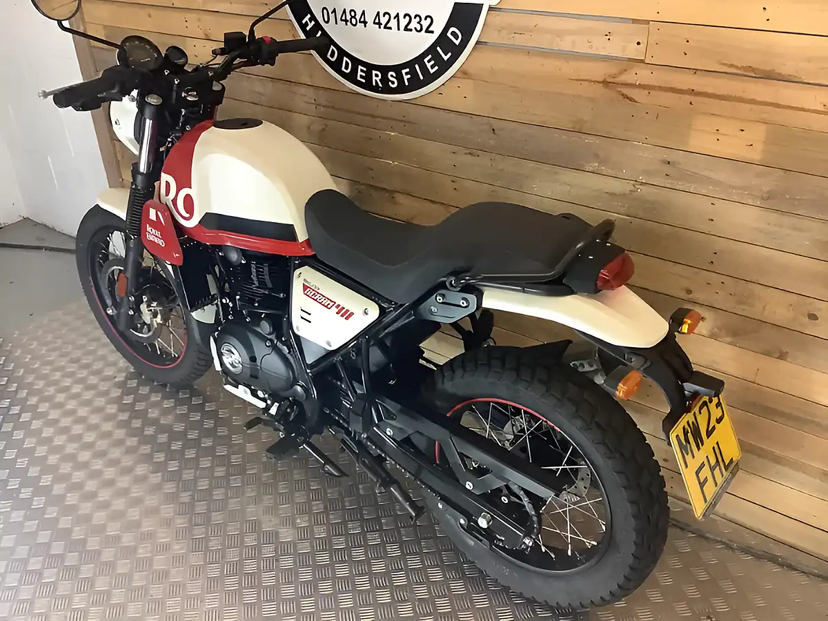 Used 2023 Royal Enfield Scram 411 White - Interior and Exterior details 6