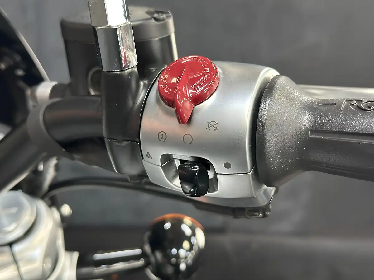 Used 2023 Royal Enfield Super Meteor 650 Classic Grey - Interior and Exterior details 15