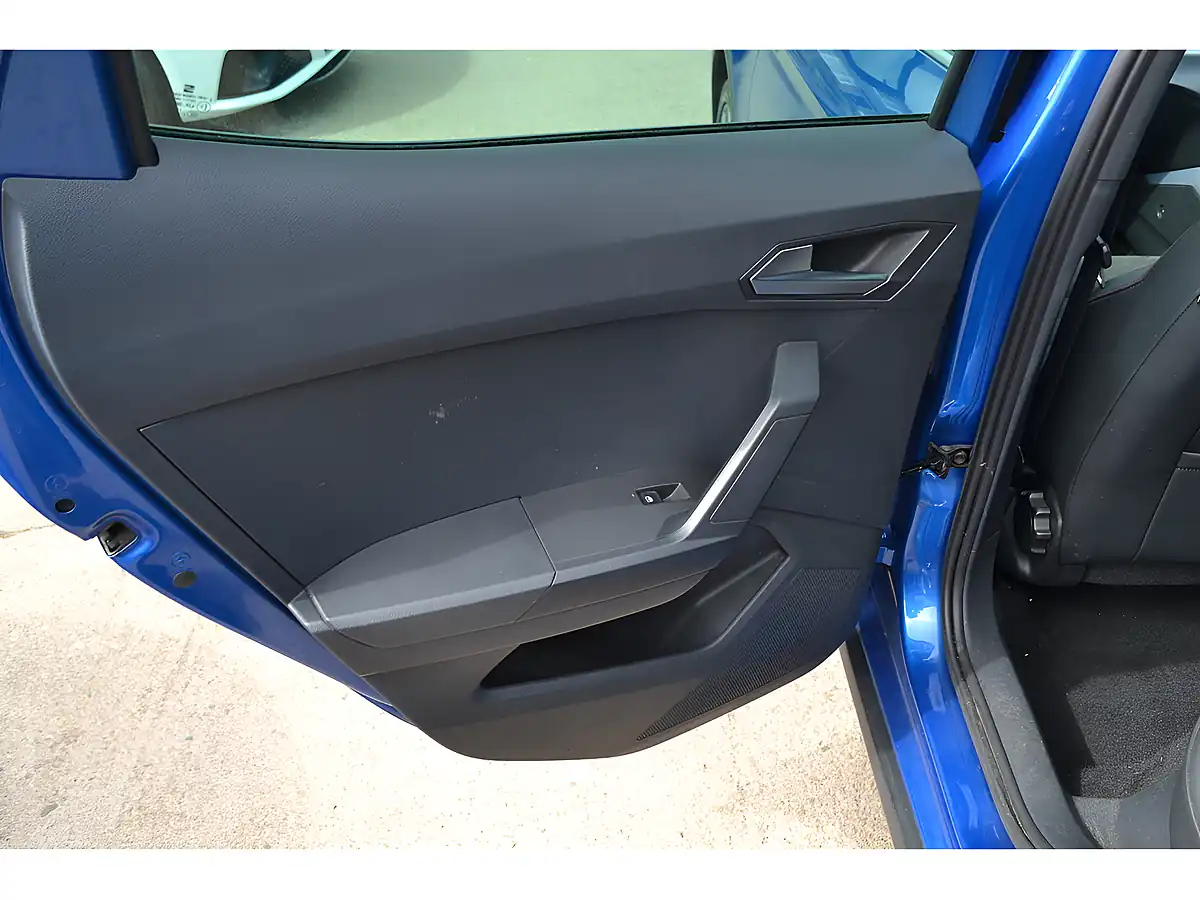 Used 2023 SEAT Arona Fr Edition Blue - Interior and Exterior details 18