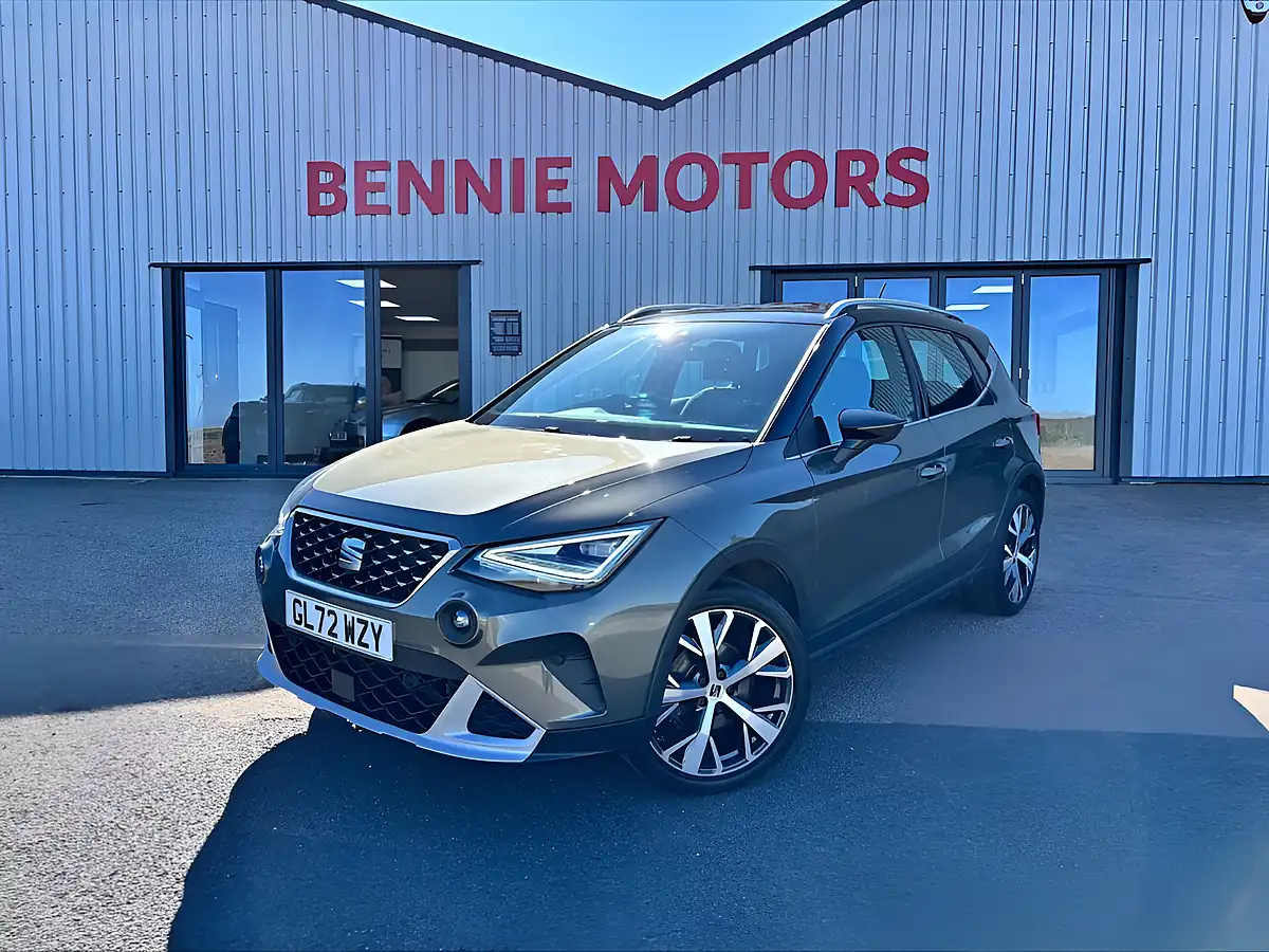 Used 2023 SEAT Arona Xperience Lux Green - Front View