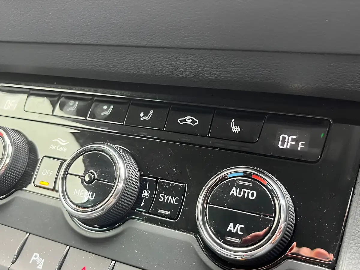 Used 2023 Skoda Karoq Se L Blue - Interior and Exterior details 9