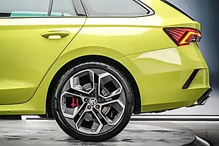 Used 2023 Skoda Octavia VRS Green - Interior and Exterior details 11