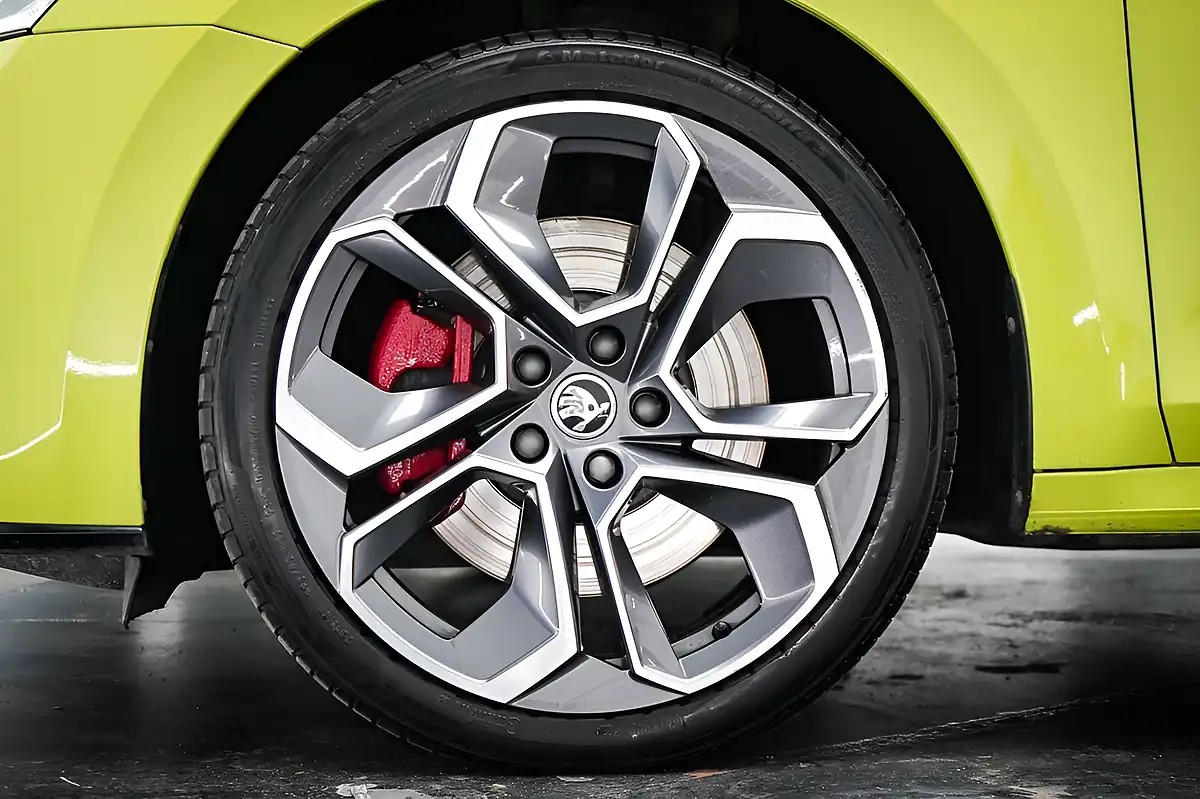 Used 2023 Skoda Octavia VRS Green - Interior and Exterior details 19