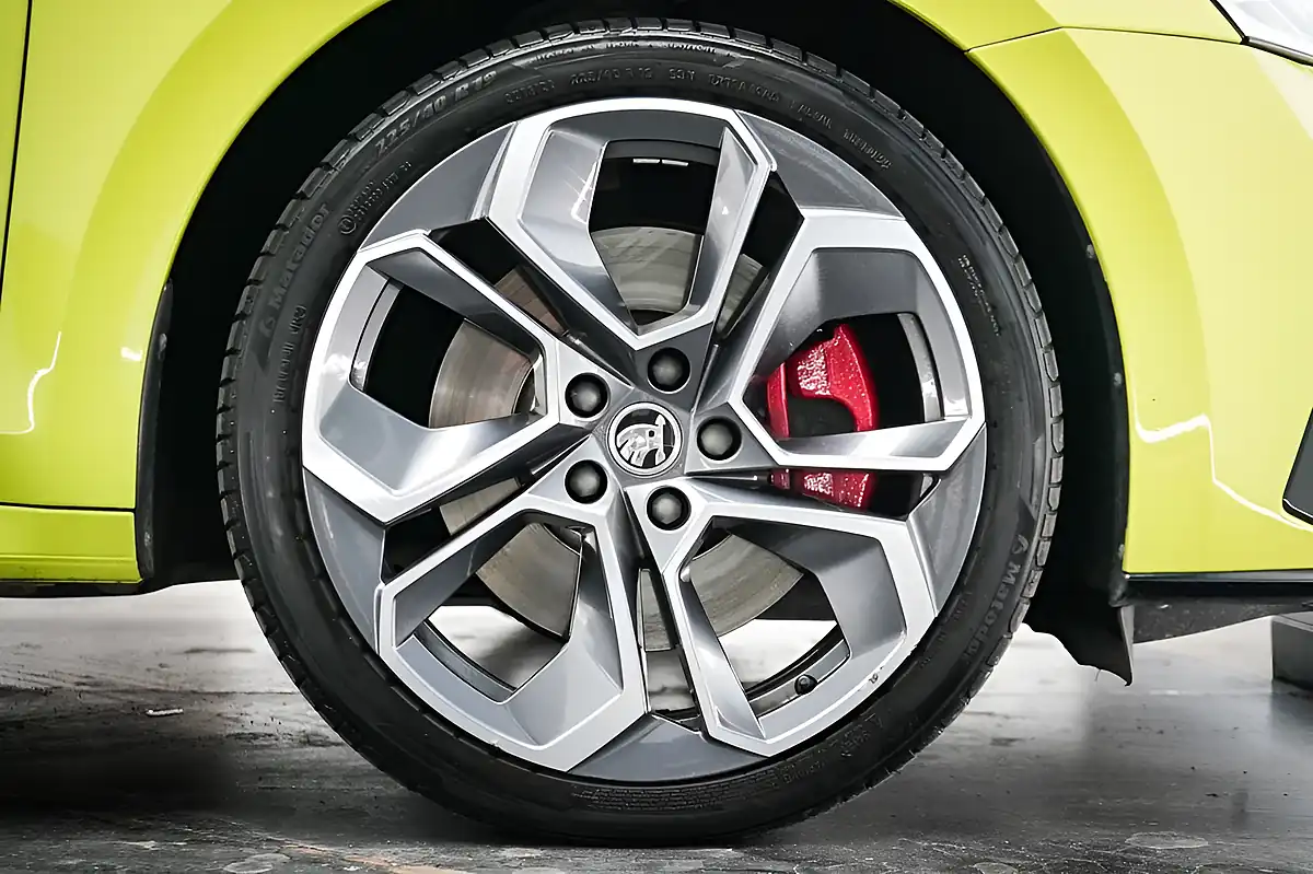 Used 2023 Skoda Octavia VRS Green - Interior and Exterior details 20