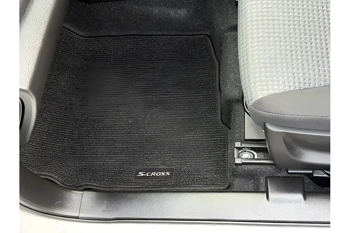 Used 2023 Suzuki S-Cross Motion White - Interior and Exterior details 17