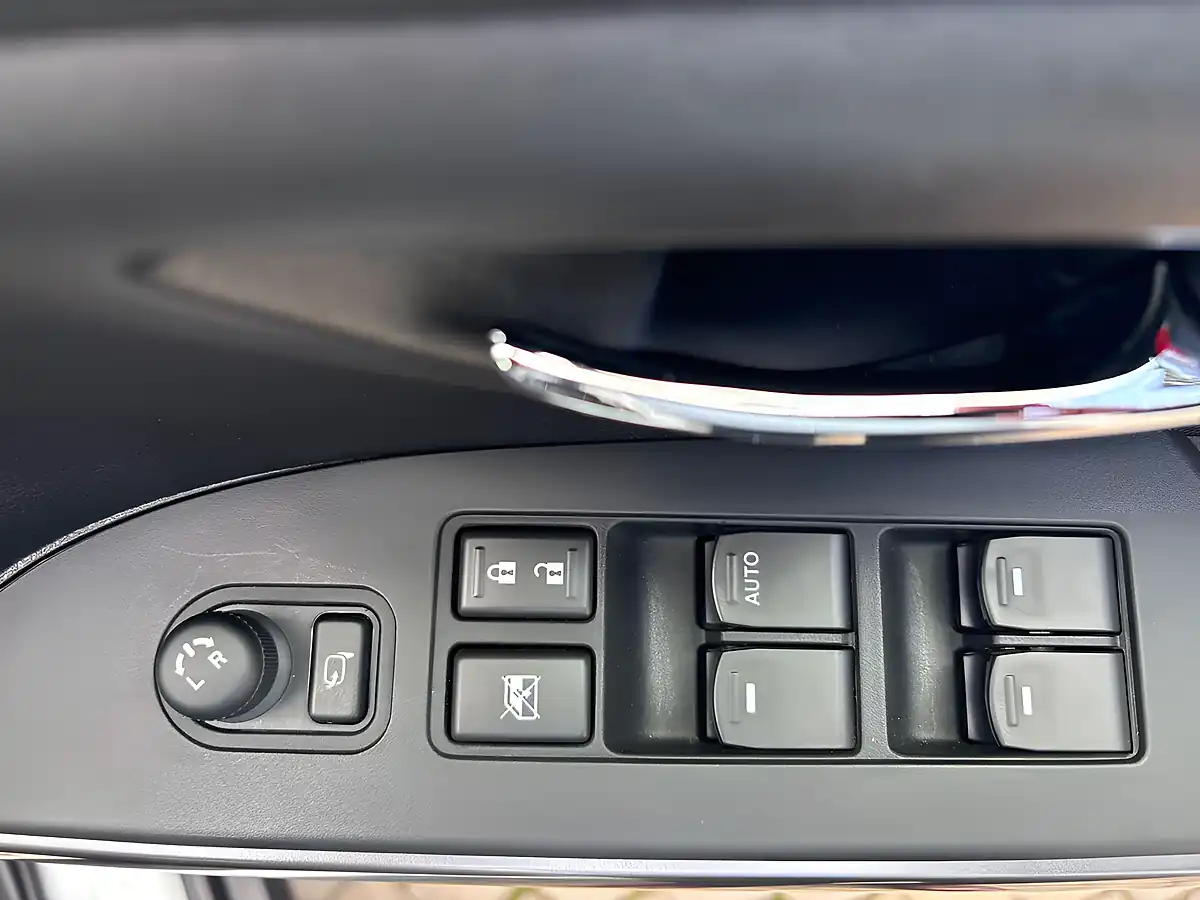 Used 2023 Suzuki S-Cross Motion White - Interior and Exterior details 16