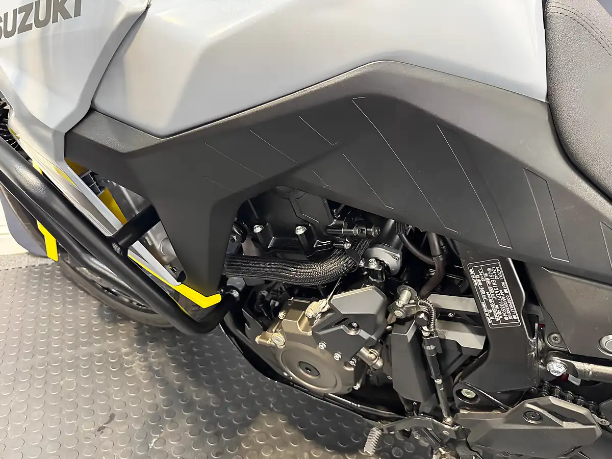 Used 2023 Suzuki V-Strom 800 De - Interior and Exterior details 17