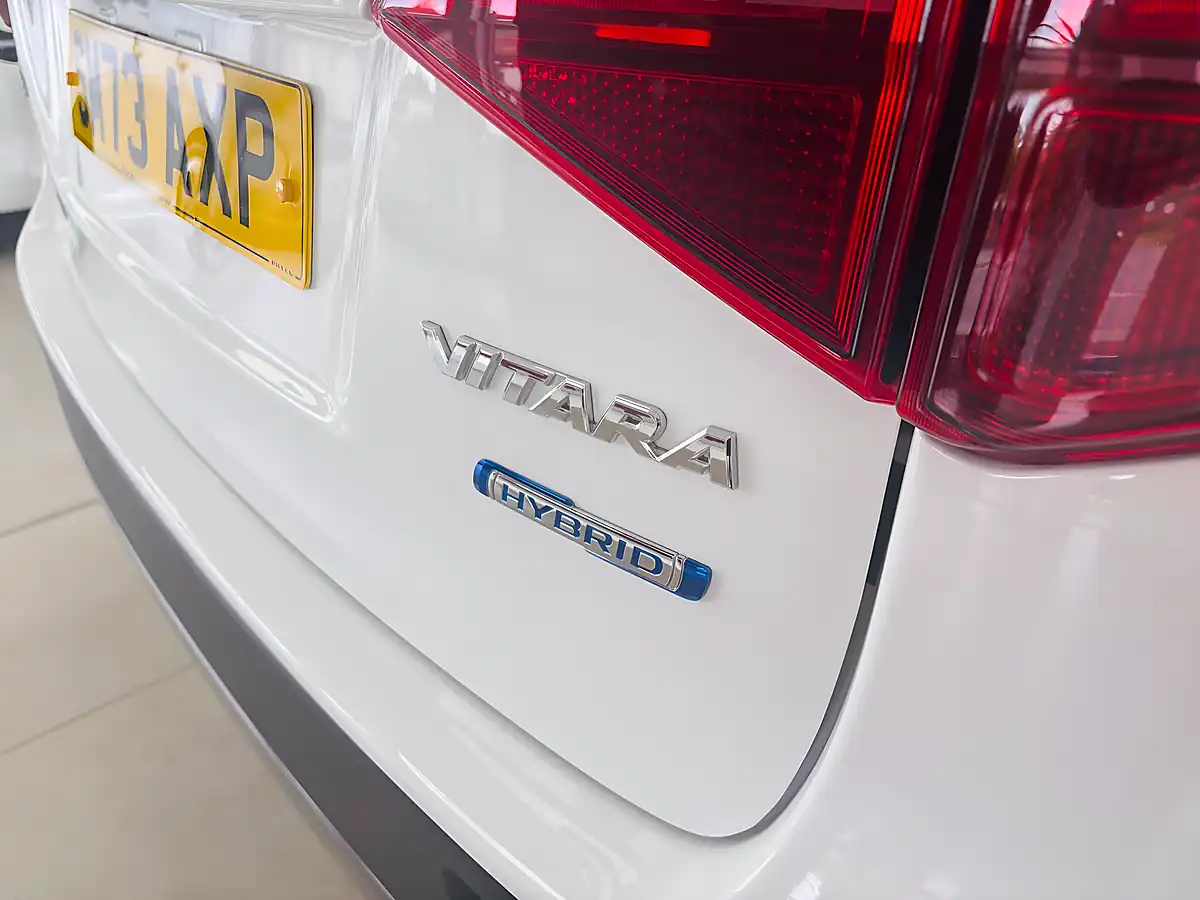 Used 2023 Suzuki Vitara Sz-T White - Interior and Exterior details 19