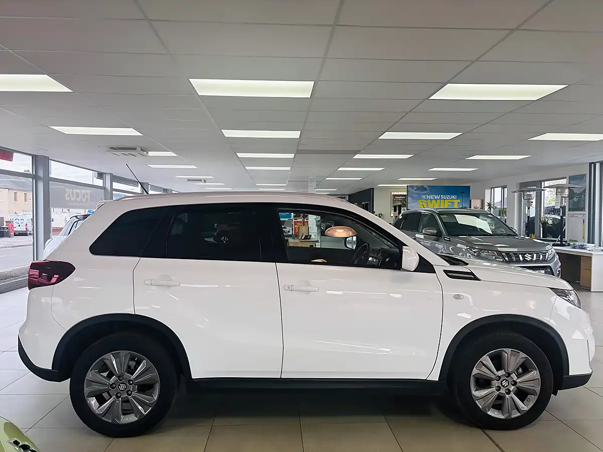 Used 2023 Suzuki Vitara Sz-T White - Interior and Exterior details 8