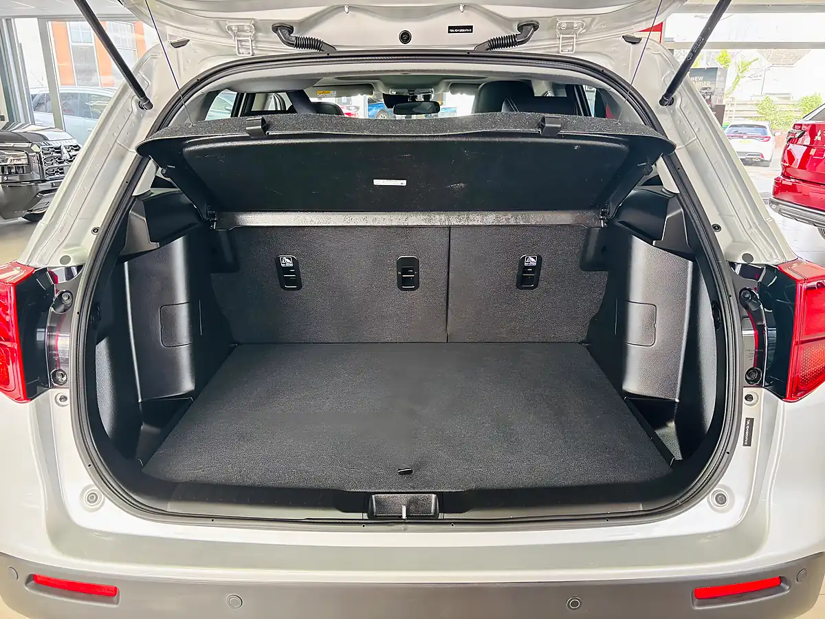 Used 2023 Suzuki Vitara SZ5 Silver - Interior and Exterior details 13