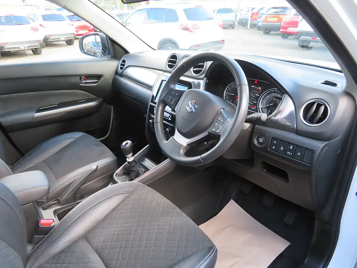 Used 2023 Suzuki Vitara SZ5 White - Interior and Exterior details 11