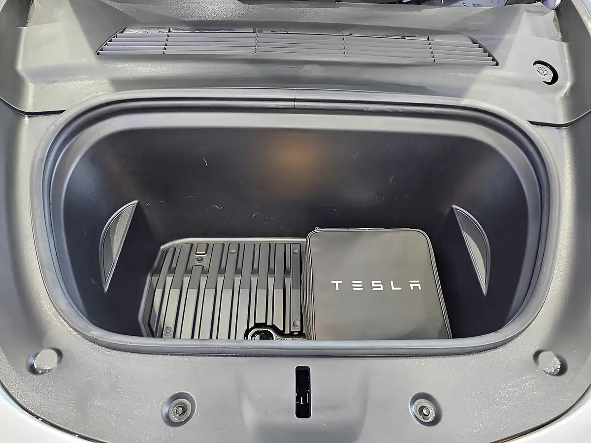 Used 2023 Tesla Model Y Long Range White - Interior and Exterior details 18