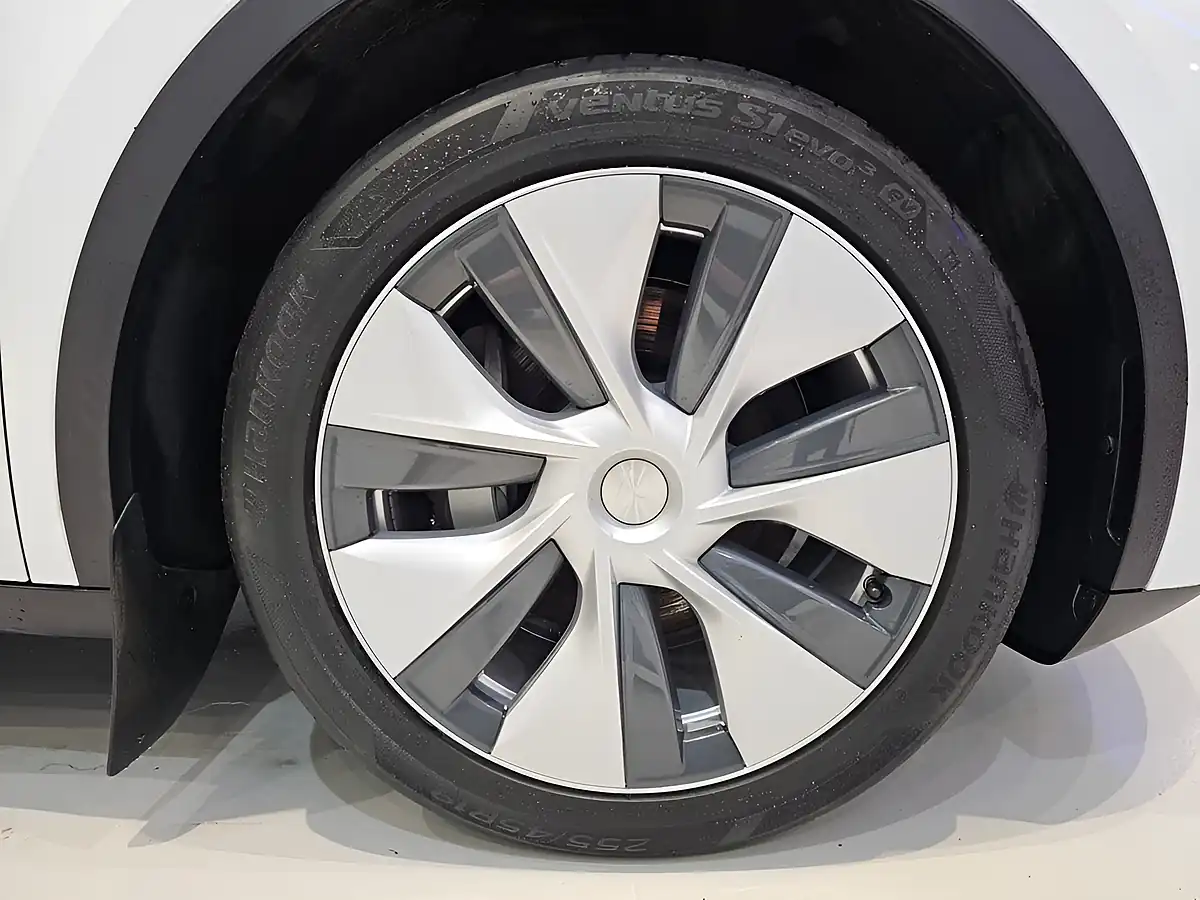 Used 2023 Tesla Model Y Long Range White - Interior and Exterior details 8