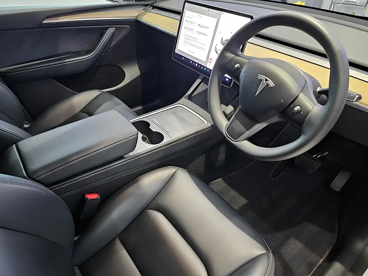 Used 2023 Tesla Model Y Long Range White - Interior and Exterior details 9