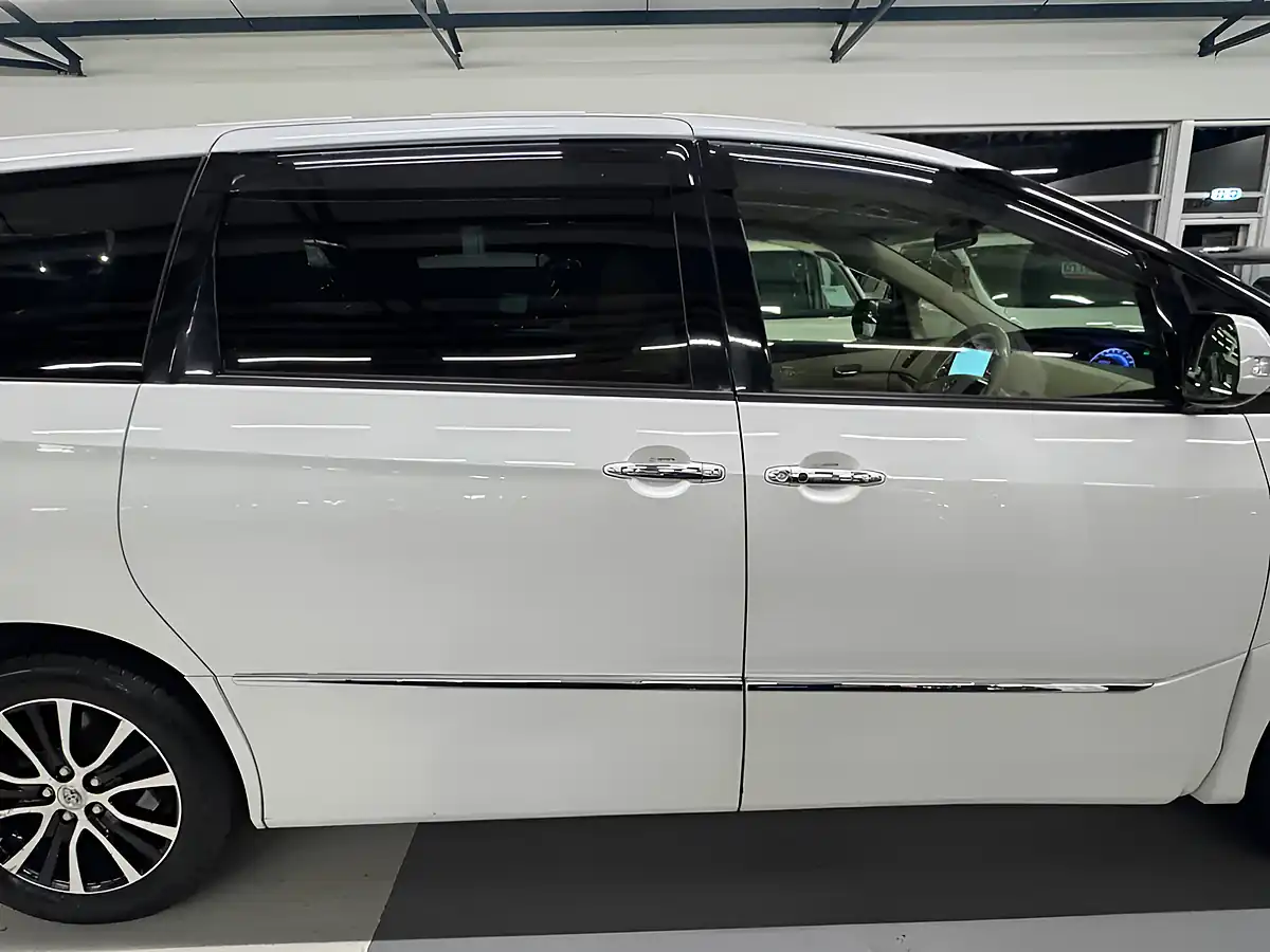 Used 2023 Toyota Estima Aeras White - Interior and Exterior details 10