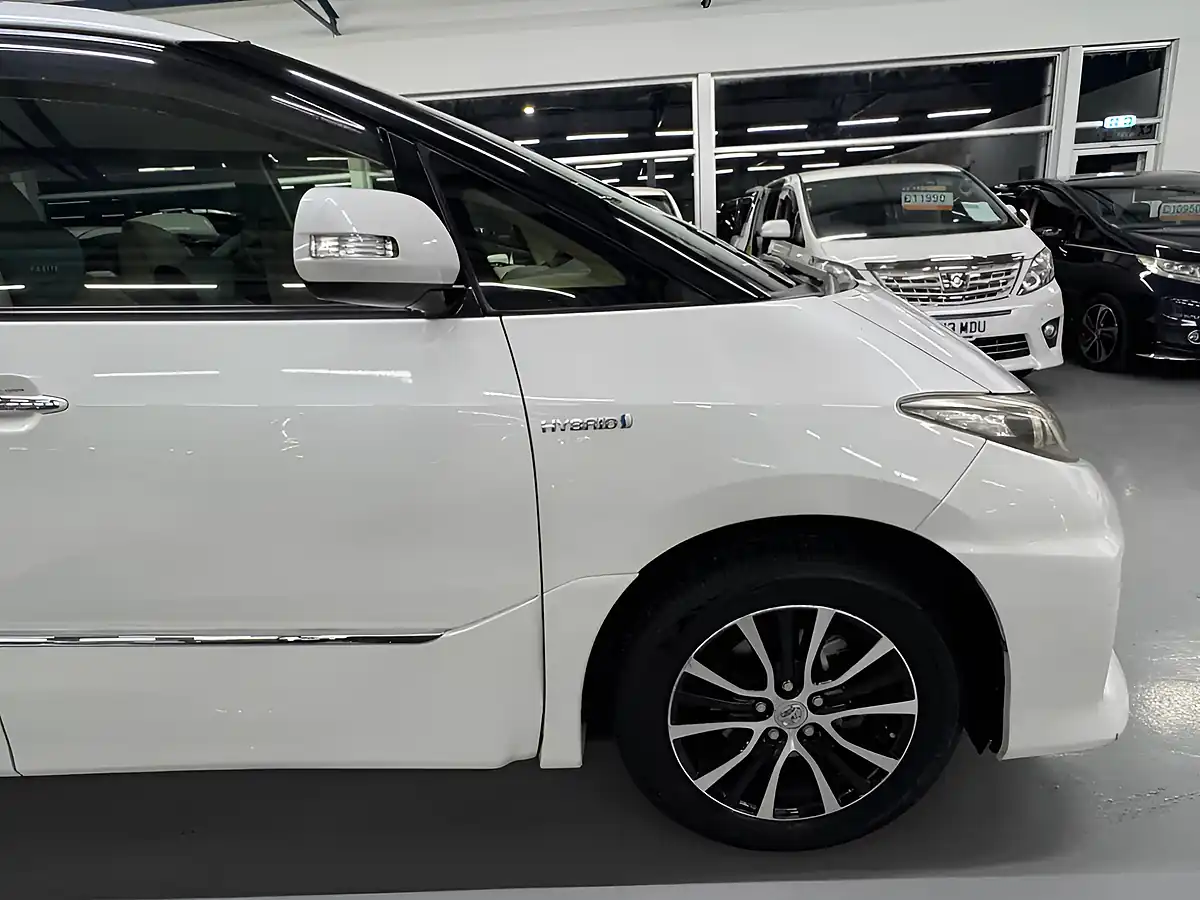 Used 2023 Toyota Estima Aeras White - Interior and Exterior details 11