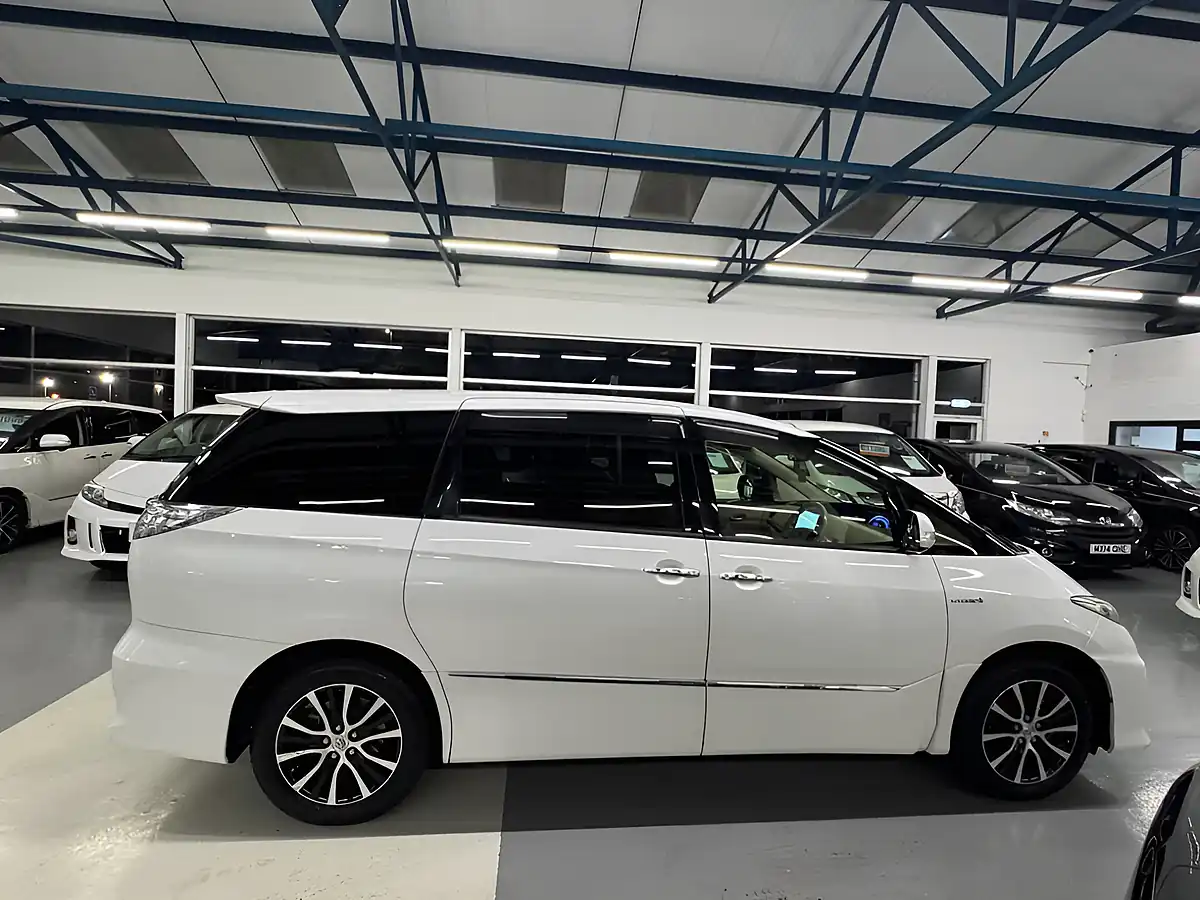 Used 2023 Toyota Estima Aeras White - Interior and Exterior details 4