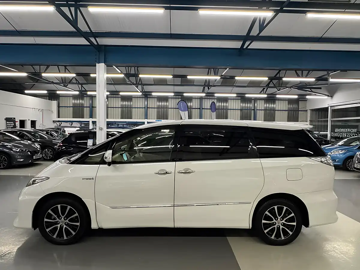 Used 2023 Toyota Estima Aeras White - Interior and Exterior details 5