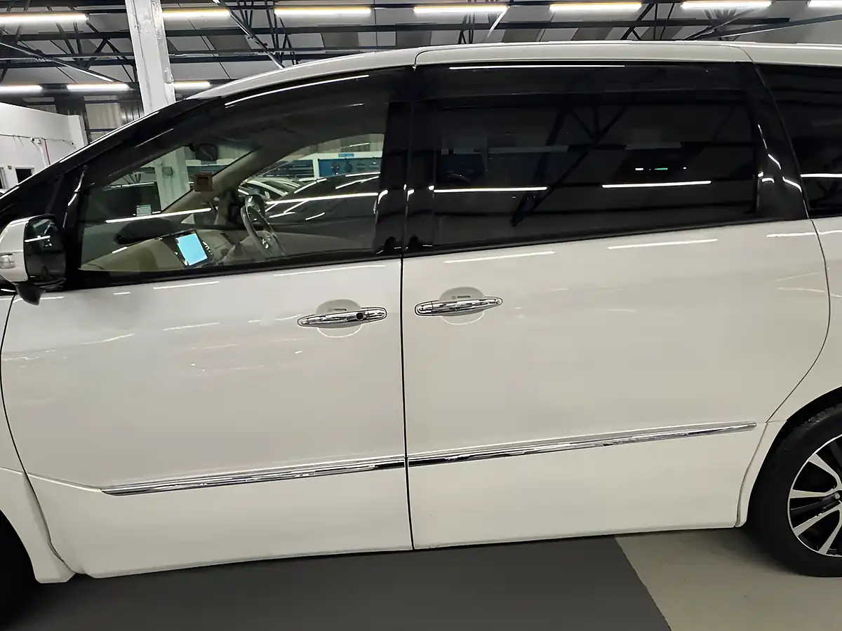 Used 2023 Toyota Estima Aeras White - Interior and Exterior details 7