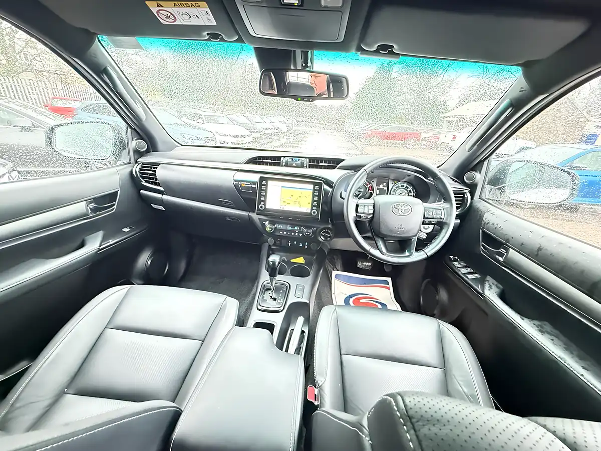Used 2023 Toyota Hi-Lux Invincible X Pure White - Interior and Exterior details 18
