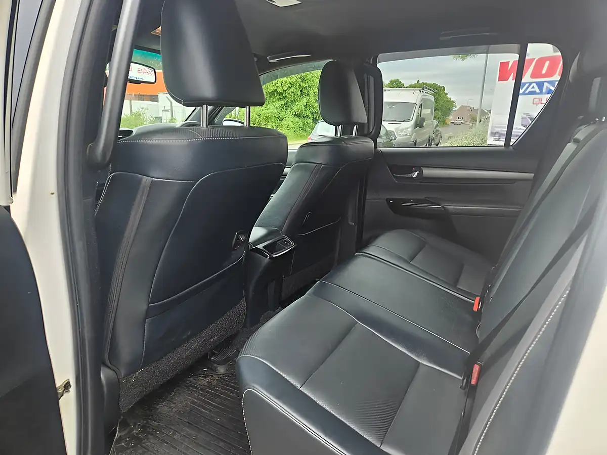 Used 2023 Toyota Hi-Lux Invincible X White - Interior and Exterior details 10